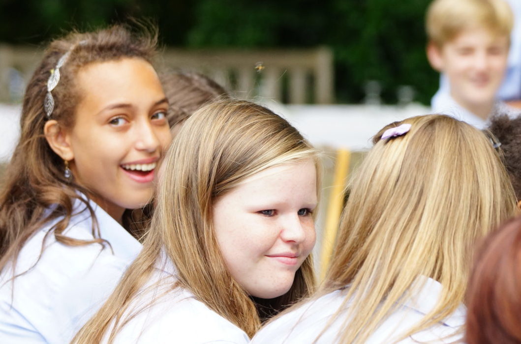 Groupe de jeunes filles en train de sourire au chateau Vaillant internat college lycee esport