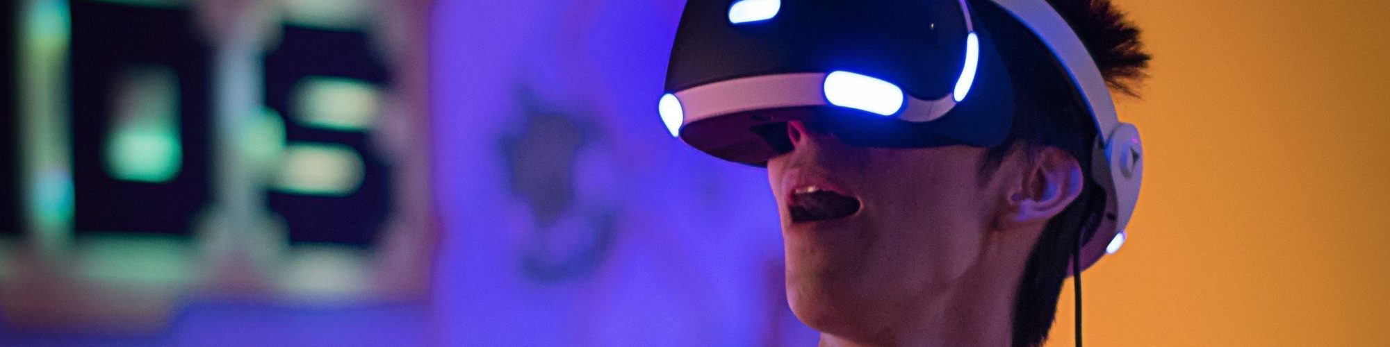 Jeune homme teste la realite virtuelle au chateau Vaillant internat college lycee esport